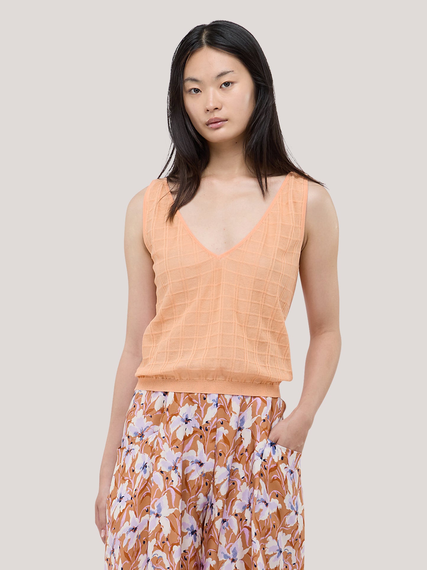 Maglia smanicata con scollo a V in quadrillage trasparente sour 260w01_ss262c_888sou 72835630334278