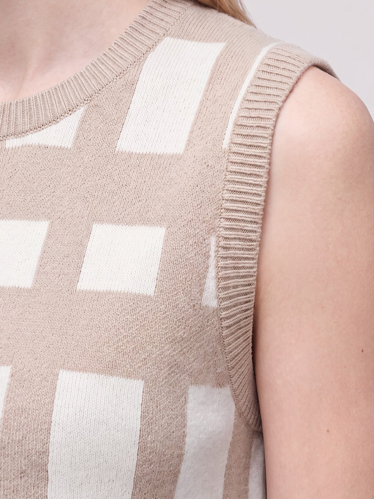 Sleeveless crew-neck cardigan in Tartan jacquard white dune 260r33_fw2613_999bco 74755637510470