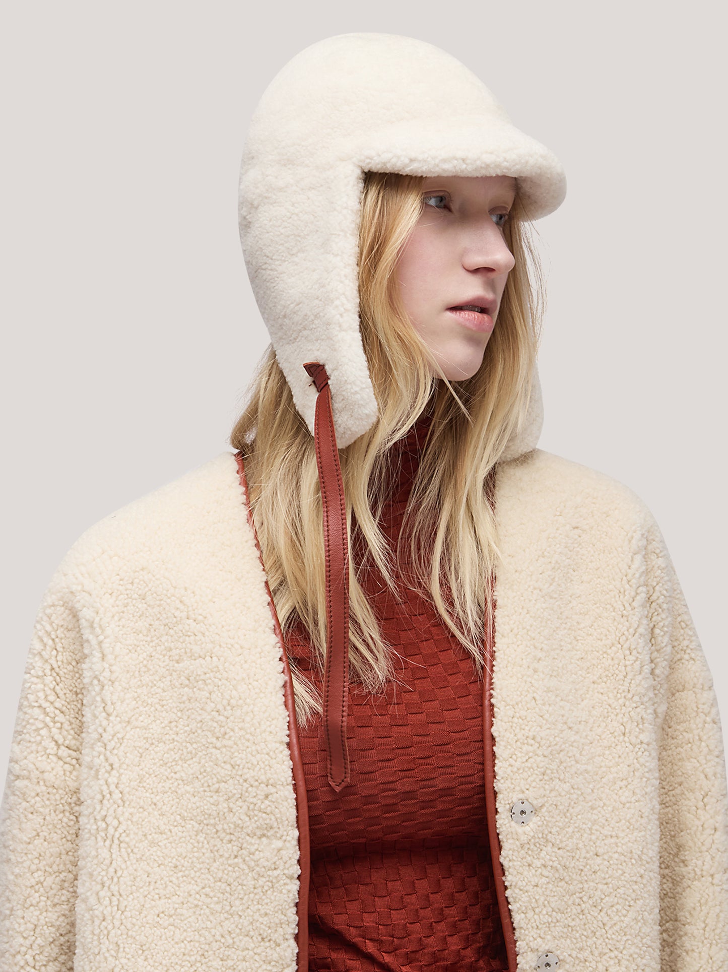 Cappellino donna in montone a caschetto con visiera bianco ac0002_f2516a_bi0001 68520697921862