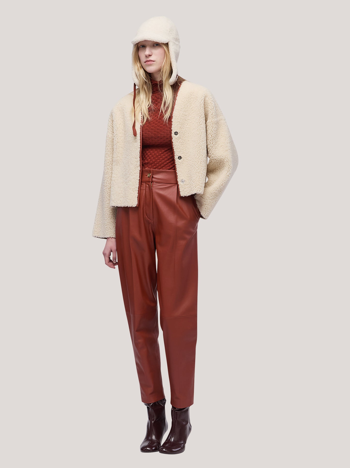 Cappellino donna in montone a caschetto con visiera bianco ac0002_f2516a_bi0001 68520698577222