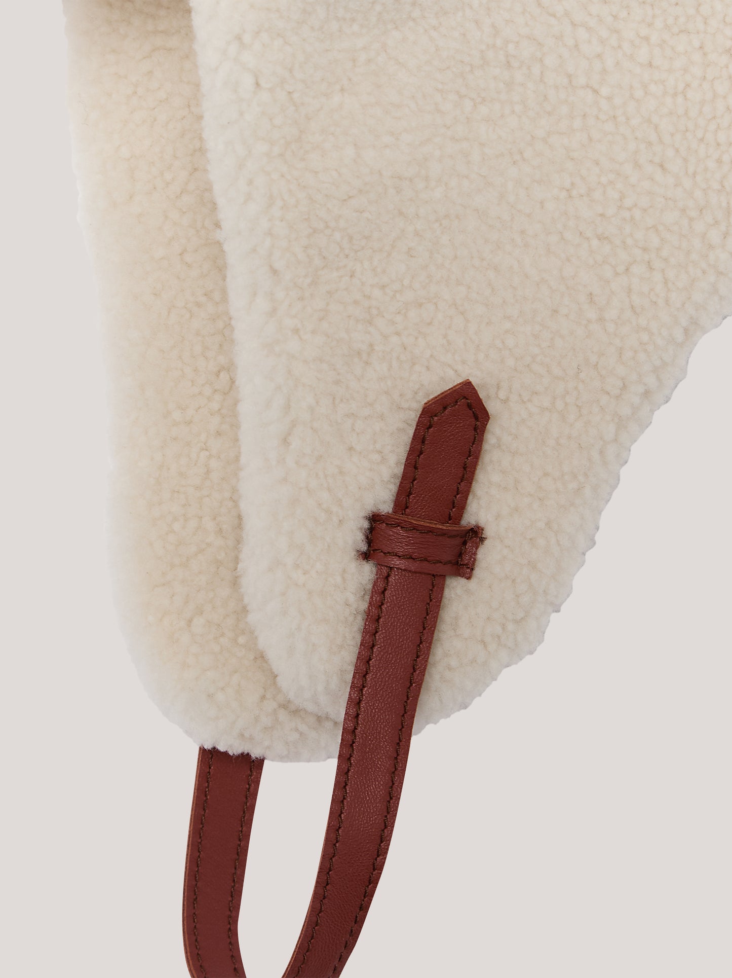 Cappellino donna in montone a caschetto con visiera bianco ac0002_f2516a_bi0001 69566180491590