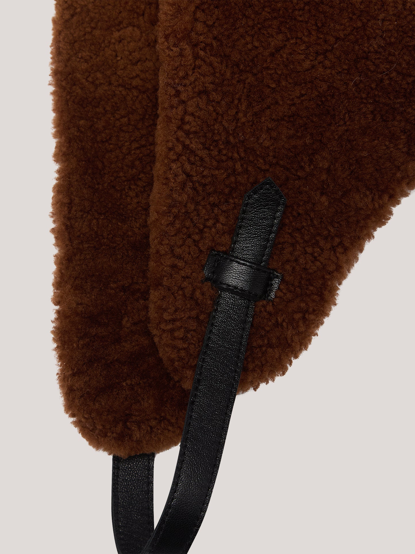 Cappellino donna in montone a caschetto con visiera tabacco ac0002_f2516a_ta0001 69566337319238