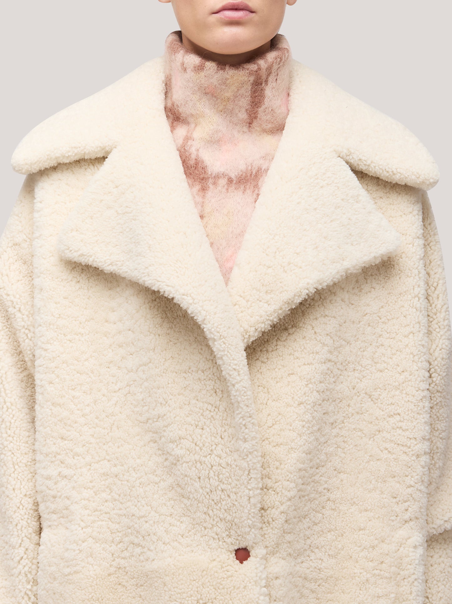 Cappotto  donna con collo ampio in montone e filetto tasche in pelle bianco cpa076_f2516a_bi0001 68218948321606
