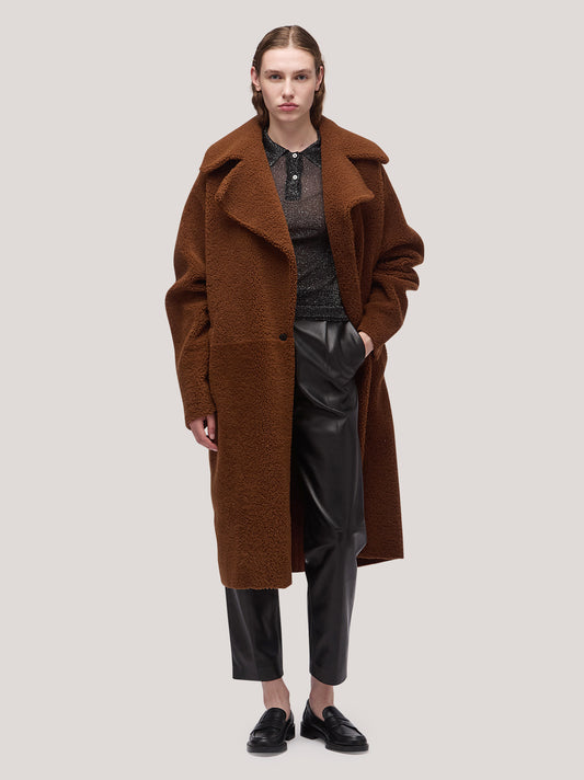 Cappotto  donna con collo ampio in montone e filetto tasche in pelle tabacco cpa076_f2516a_ta0001