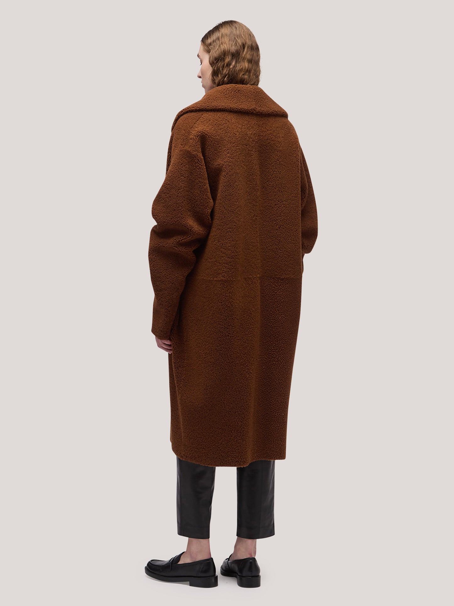 Cappotto  donna con collo ampio in montone e filetto tasche in pelle tabacco cpa076_f2516a_ta0001 68218940916038
