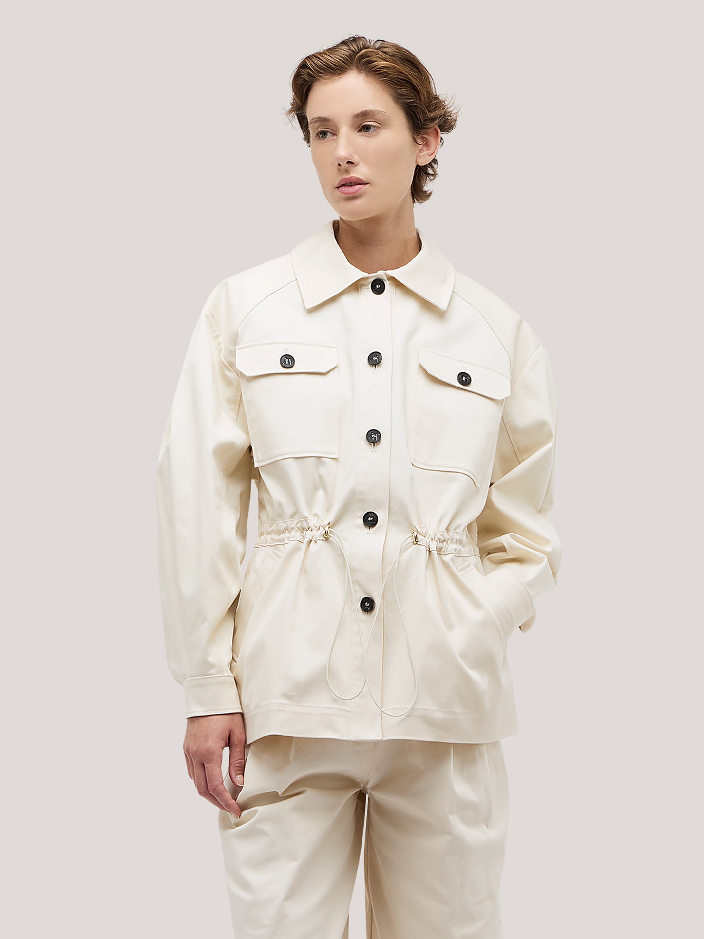 Giubbino con tagli su manica e coulisse in vita in gabardine panna cpa105_s2612b_tpanna 72020198326598
