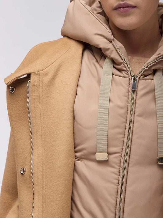 Capospalla in lana cashmere con pettorina interna e cappuccio - Capospalla in lana cashmere con pettorina interna e cappuccio alt - 002