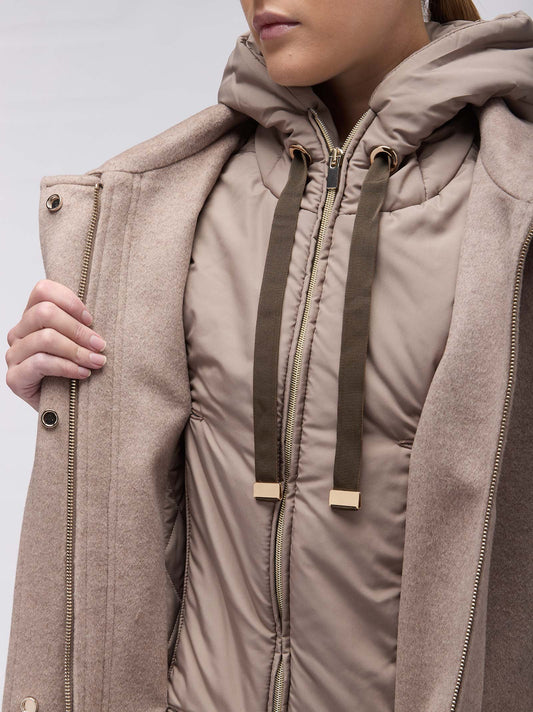 Capospalla in lana cashmere con pettorina interna e cappuccio - Capospalla in lana cashmere con pettorina interna e cappuccio alt - 002