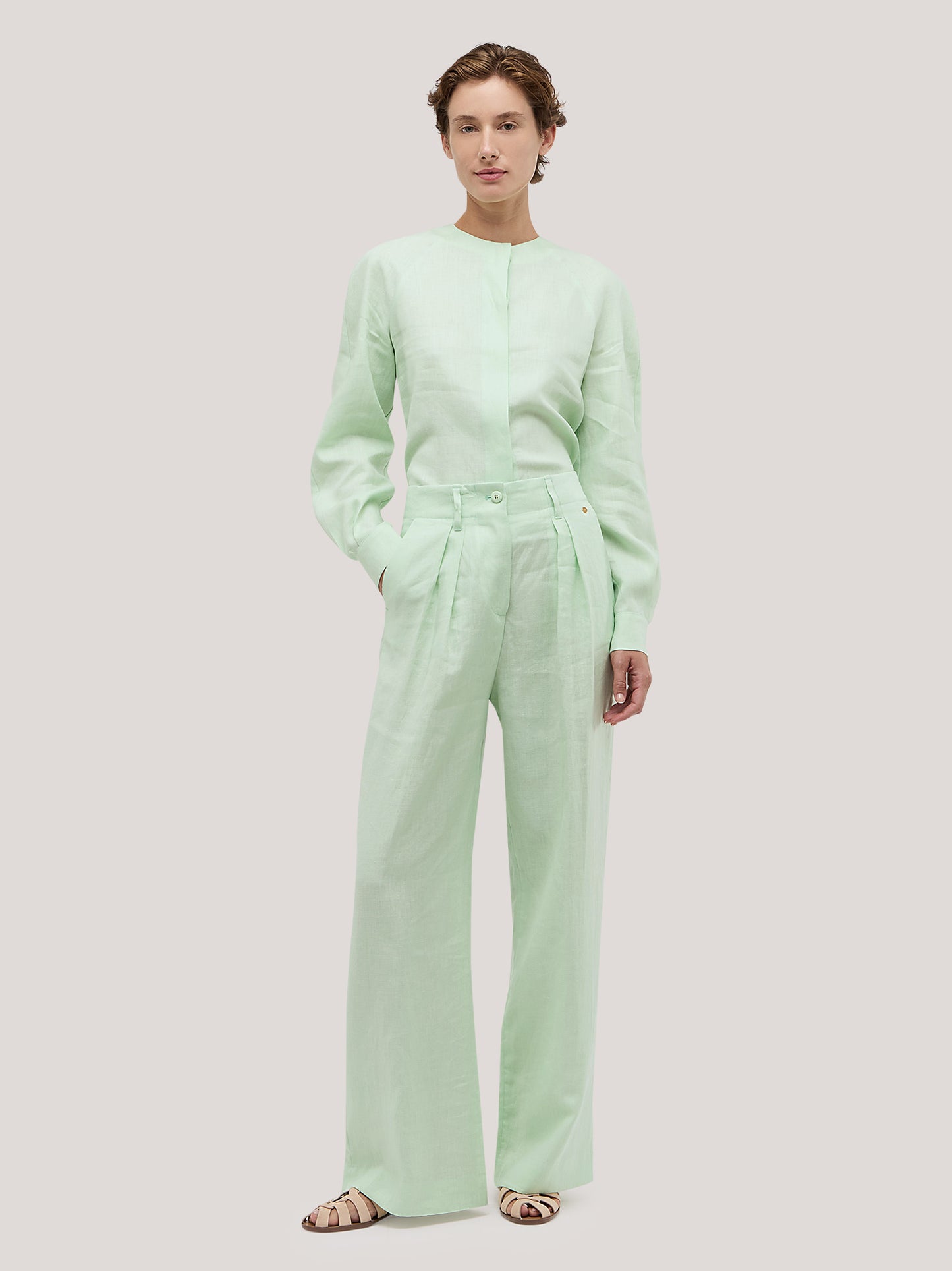 Pantalone ampio con pences in puro lino green tea pam206_s2611c_tgrete 72174108934470