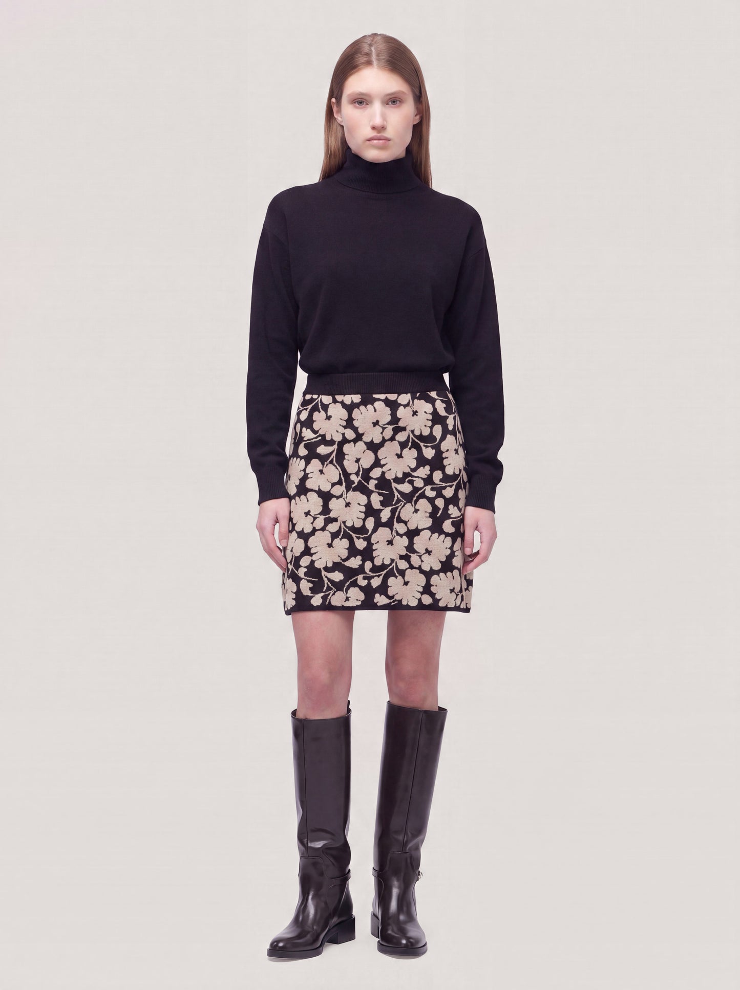 Short knitted skirt in floral jacquard black dune 260r55_fw2611_999ner 74823306576198