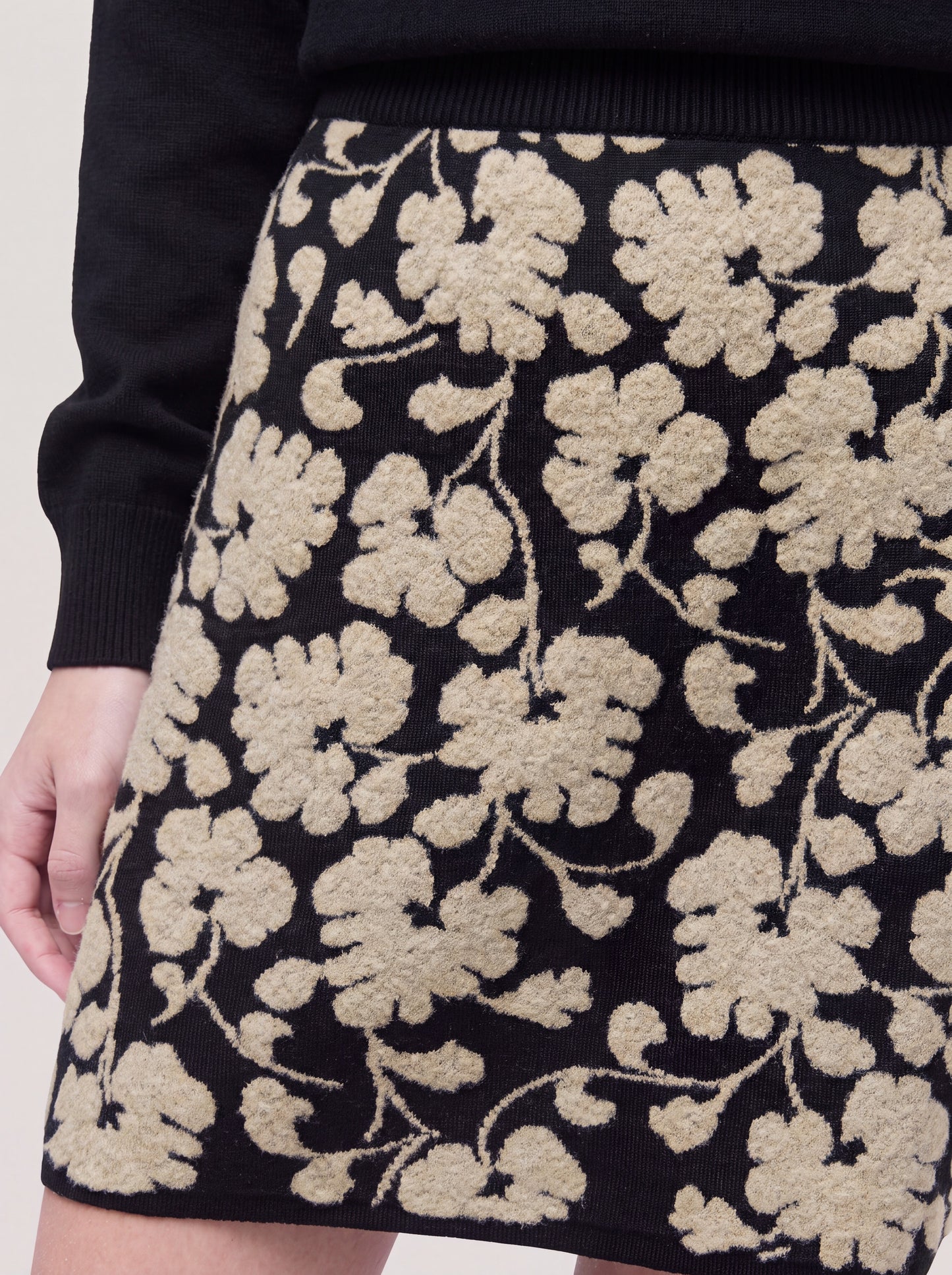 Short knitted skirt in floral jacquard black dune 260r55_fw2611_999ner 74757098668358