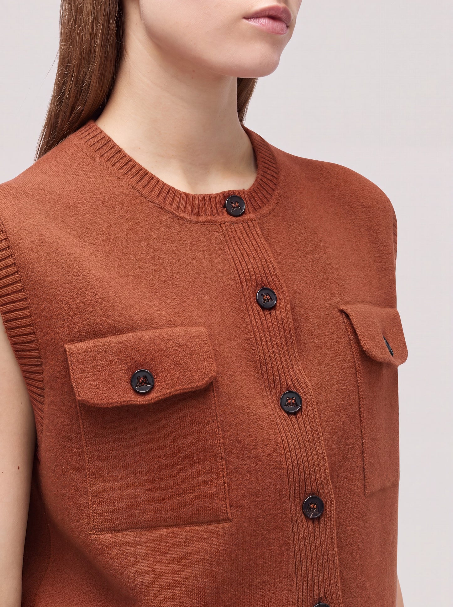 Sleeveless crew-neck cardigan in Milano stitch volcano 260r18_fw26-7_104vul 74734169522502