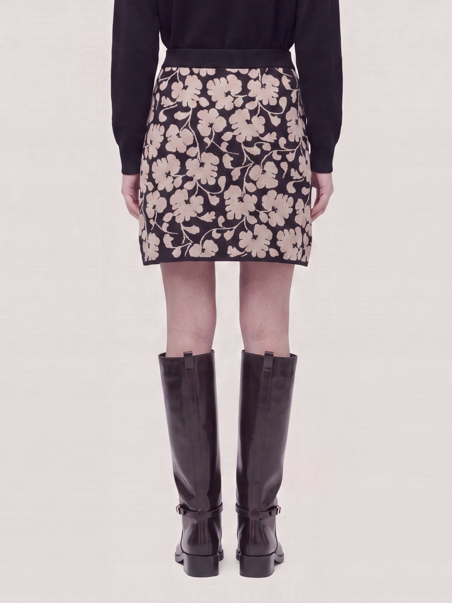 Short knitted skirt in floral jacquard black dune 260r55_fw2611_999ner 74757098471750