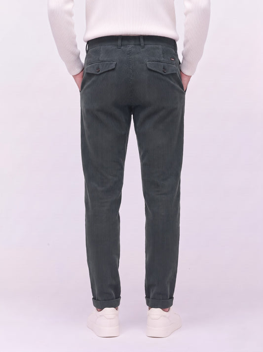Pantalone relaxed da uomo con pences in velluto - Pantalone relaxed da uomo con pences in velluto alt - 002